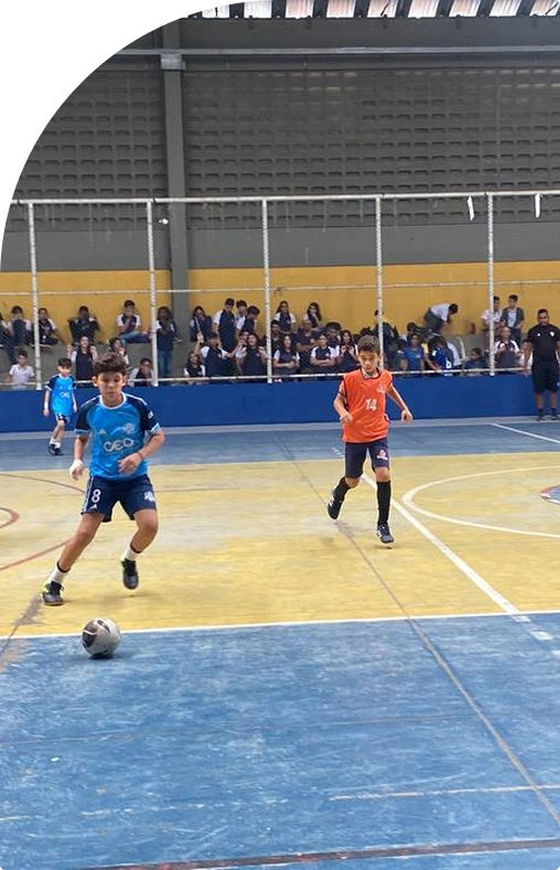 Alunos jogando futsal na quadra do CEA
