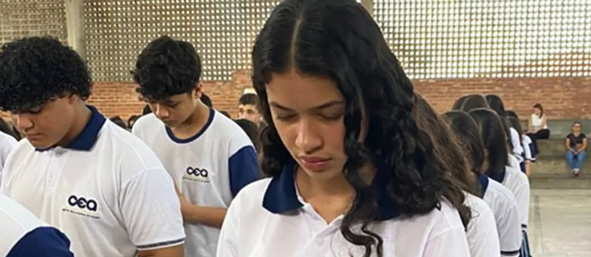 Alunos do CEA reunidos no pátio da escola
