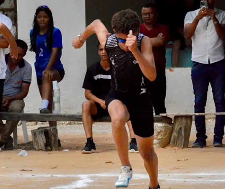 Aluno correndo em uma prova de atletismo