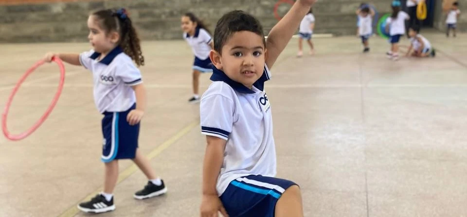 Crianças participando de uma atividade escolar