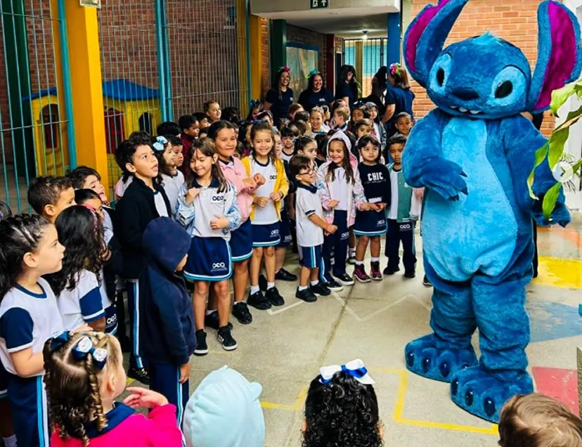 Alunos da Educação Infantil com um personagem fantasiado no pátio
