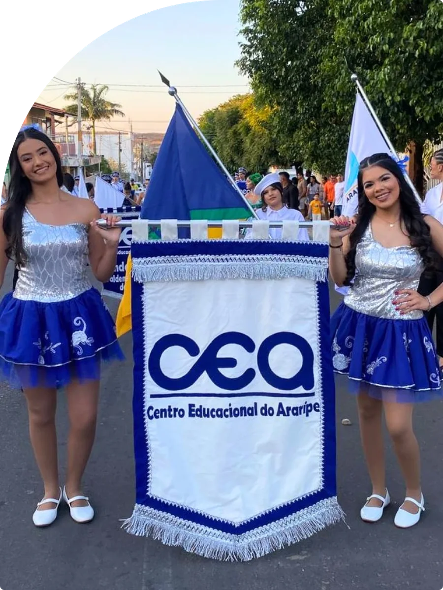 Alunas do CEA com o estandarte da escola em um desfile