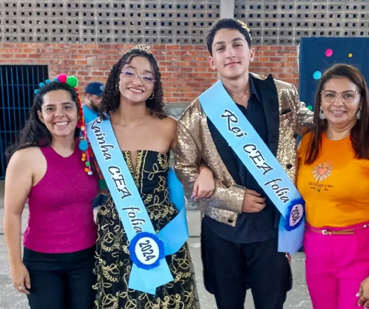 Alunos eleitos rainha e rei do CEA Folia, com as faixas